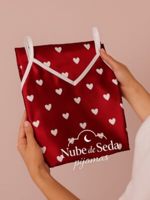Pijama de corazones rojos en satín